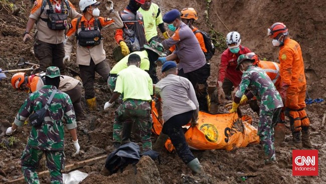 Lima korban tewas yang tertimbun reruntuhan gempa di Desa Cijedil, Cugenang, Cianjur, Jawa Barat berhasil dievakuasi, Sabtu (26/11).