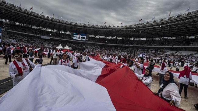 Warganet riuh usai Stadion Utama Gelora Bung Karno (GBK) digunakan acara Nusantara Bersatu yang diadakan relawan Joko Widodo (Jokowi), Sabtu (26/11).