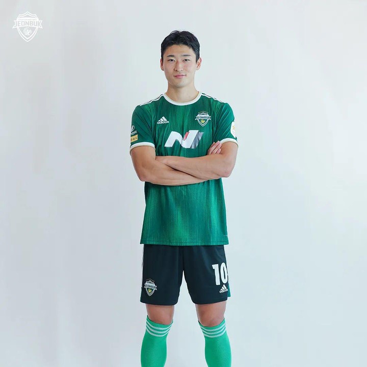 <p>Timnas Korea Selatan melawan Uruguay dalam laga pembuka Grup H Piala Dunia 2022, Bunda. Selain sengitnya upaya para pemain untuk mengejar kemenangan, ternyata perhatian penonton turut tersita pada Cho Gue Sung.(Foto: Instagram @jeonbuk1994)<br /><br /><br /></p>