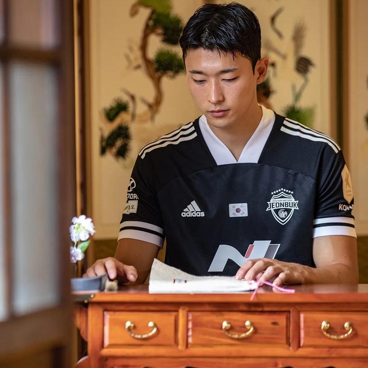 <p>Dengan penampilannya yang rupawan, tak ayal membuat pria kelahiran 24 tahun ini disebut seperti idol Kpop atau aktor drakor oleh netizen. (Foto: Instagram @jeonbuk1994)<br /><br /><br /></p>