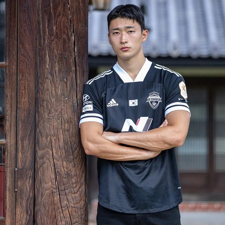 <p>Melalui media sosial TikTok dan Twitter, Cho Gue Sung lantas menjadi perbincangan hangat. Netizen Indonesia tak lupa meninggalkan jejak komentar berupa pujian, nih. "Ganteng mas," tulis @khapr*****. (Foto: Instagram @jeonbuk1994)<br /><br /><br /></p>