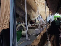 Penampakan Tenda Hajatan Ambruk Diterjang Hujan dan Angin di Bekasi