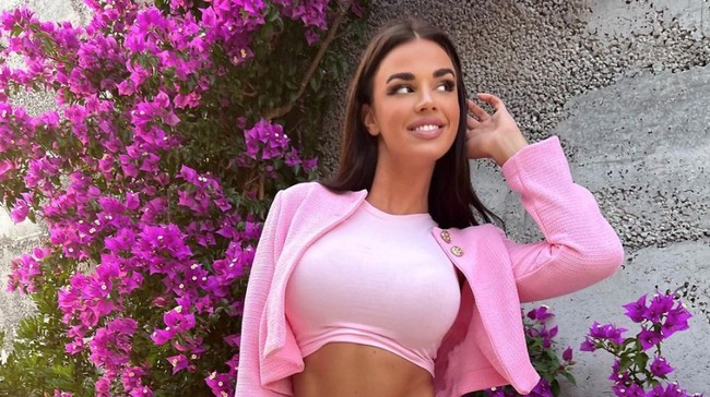 Mantan Miss Kroasia Ivana Knoll dikecam dan terancam ditangkap karena berpakaian superseksi di Piala Dunia 2022 Qatar.