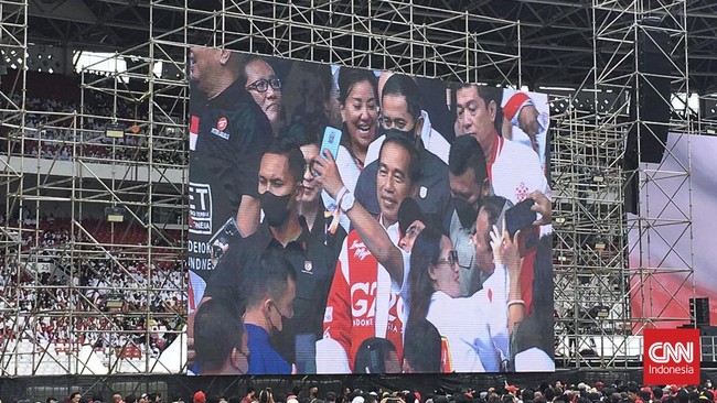Politikus PDIP Masinton Pasaribu tak percaya jika acara relawan Jokowi di kompleks GBK lalu hanya silaturahmi biasa.