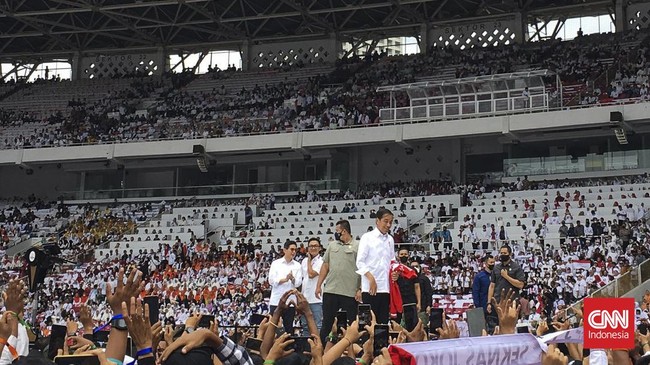 Kader PDIP Deddy Yevri Sitorus mempertanyakan bagaimana relawan bisa membuat acara di Stadion Utama Gelora Bung Karno padahal Menpora pernah terbitkan larangan