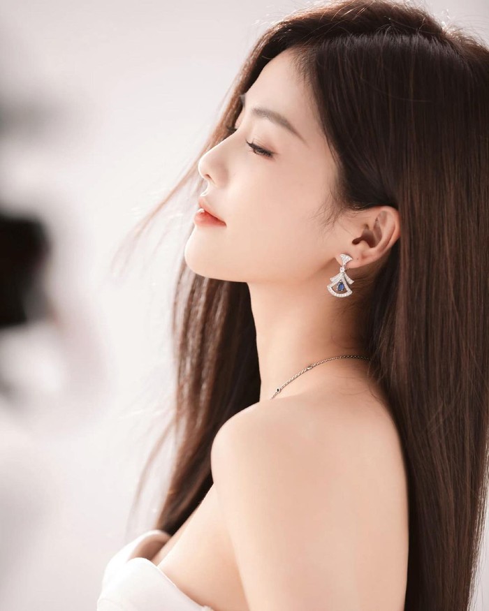 Kini sukses menjadi aktris, model, dan penyanyi kenamaan di Tiongkok, ternyata di tahun 2012 Bai Lu pernah mengikuti audisi SM Entertainment. Sayangnya, dia tidak dinyatakan lolos dan memilih berkarir di Tiongkok./ Foto: Instagram.com/my_bailu0923