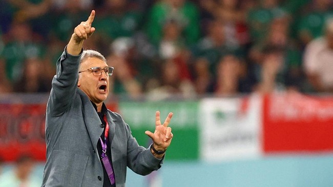 Gerardo 'Tata' Martino resmi melatih Inter Miami dan akan reuni dengan Lionel Messi yang pernah ia latih pada saat menangani Barcelona dan Argentina.
