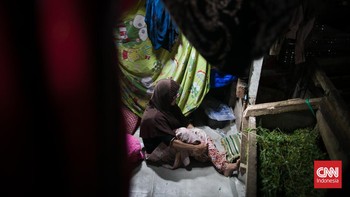 FOTO: Korban Gempa Cianjur Mengungsi di Kandang Ternak