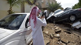 FOTO: Mobil Bergelimpangan di Jalanan usai Banjir Jeddah