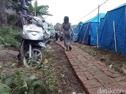 Gotong Royong Agar Pengungsian Gempa Cianjur Nyaman