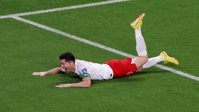 Robert Lewandowski akhirnya mampu mencetak gol pertama di ajang Piala Dunia. Hal itu makin terasa manis karena membantu Polandia mengalahkan Arab Saudi.