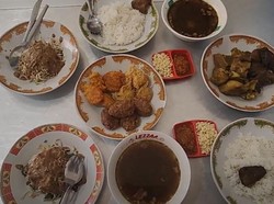 Pencinta Rawon Merapat! Ada Warung Khas Jawa Timur yang Legendaris
