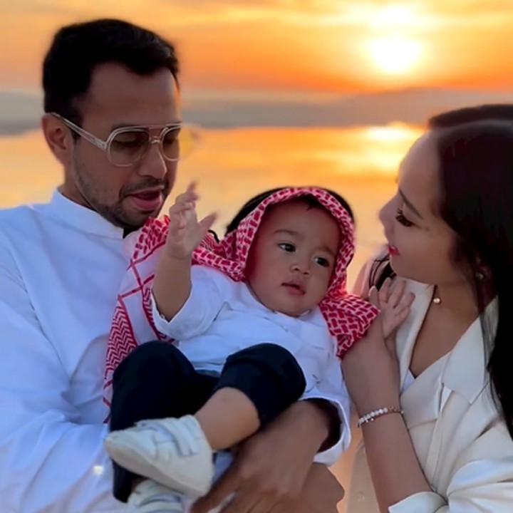 <p>Raffi dan Nagita juga menuliskan ucapan dan harapan untuk anak mereka dalam kolom komentar. "Happy Birthday Rayyanza Malik Ahmad. Ulang Tahun yang Pertama .... Pasti semua Doa Terbaik dan Panjang umurnya , sehat selalu ,murah rezeki dan jadi anak soleh kebanggan semuany. Silahkan Isi Comment untuk ucapan dan Doa buat Rayyanza ( Si Cipung )," dikutip dari akun @raffinagita1717. (Foto: Instagram @raffinagita1717)<br /><br /><br /></p>