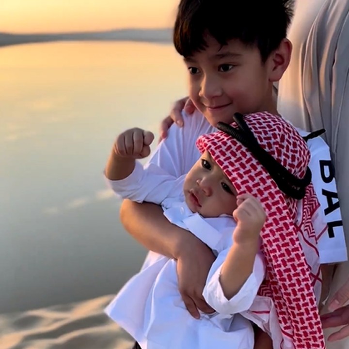 <p>Mengutip <em>Insertlive,</em> Nagita akan mengundang seorang chef dari Jepang dan memasak makanan spesial pada perayaan ultah Cipung. "Rayyanza sebentar lagi ulang tahun. Dan aku udah siapin sesuatu yang spesial banget. "Aku lagi undang kokinya langsung. Koki karage langsung terbang ke Jakarta dan masakin langsung buat kita di ultahnya Rayyanza," kata Nagita dalam video di Instagram. (Foto: Instagram @raffinagita1717)<br /><br /><br /></p>