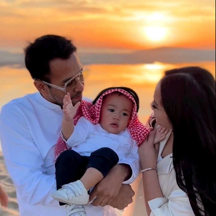 <p>Dalam perayaannya, Raffi dan nagita mengunggah momen kebersamaan mereka selama berada di padang pasir, Qatar. Lucunya, bayi menggemaskan yang akrab disapa Cipung ini mengenakan pakaian khas Arab, gamis lengkap dengan sorban. (Foto: Instagram @raffinagita1717)<br /><br /><br /></p>