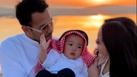 <p>Dalam perayaannya, Raffi dan nagita mengunggah momen kebersamaan mereka selama berada di padang pasir, Qatar. Lucunya, bayi menggemaskan yang akrab disapa Cipung ini mengenakan pakaian khas Arab, gamis lengkap dengan sorban. (Foto: Instagram @raffinagita1717)<br /><br /><br /></p>