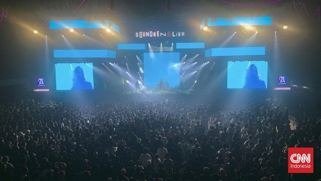 Ribuan penonton duduk tertib menanti kehadiran Copeland, salah satu headliner di Tropical Stage panggung indoor di Soundrenaline 2022.