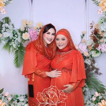 Liburan ke Eropa, Adik Ayu Ting Ting Lepas Hijab Jadi Sorotan