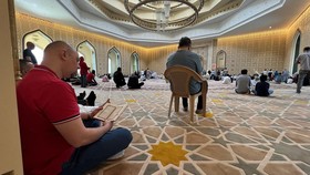 Khusyuk Ibadah Salat Jumat, Wajah Islam di Piala Dunia Qatar 2022