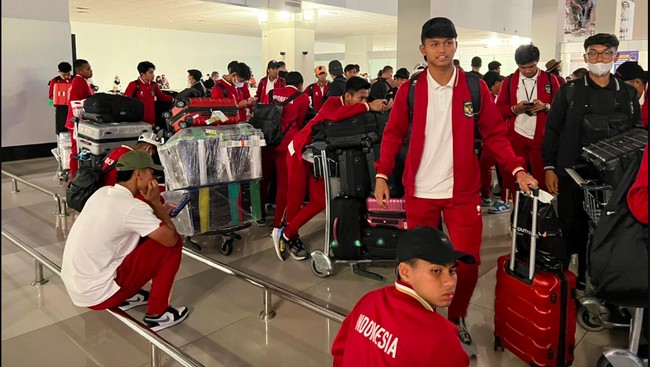 Timnas Indonesia U-20 telah pulang ke Tanah Air usai menjalani pemusatan latihan (TC) di Qatar dan Spanyol, namun dua pemain langsung gabung ke senior.