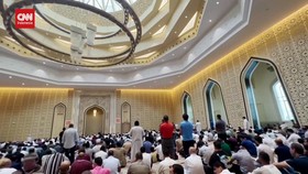 VIDEO: Momen Salat Jumat di Tengah Kemeriahan Piala Dunia Qatar 2022