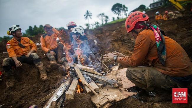 Tim pencarian dan penyelamatan (SAR) gabungan menemukan uang Rp3,5 juta saat melakukan evakuasi di lokasi gempa Cianjur, Desa Cijedil, Jawa Barat.