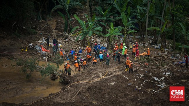 Pada hari ini, petugas pencarian gabungan kembali menemukan empat korban yang tertimbun longsor akibat gempa di Cianjur, Jawa Barat.