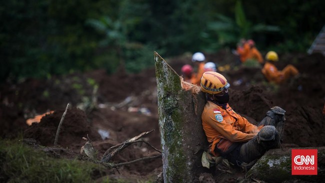Pemerintah Kabupaten Cianjur, Jawa Barat, menambah alat berat untuk menuntaskan pencarian delapan orang korban tertimbun longsor akibat gempa magnitudo 5,6.