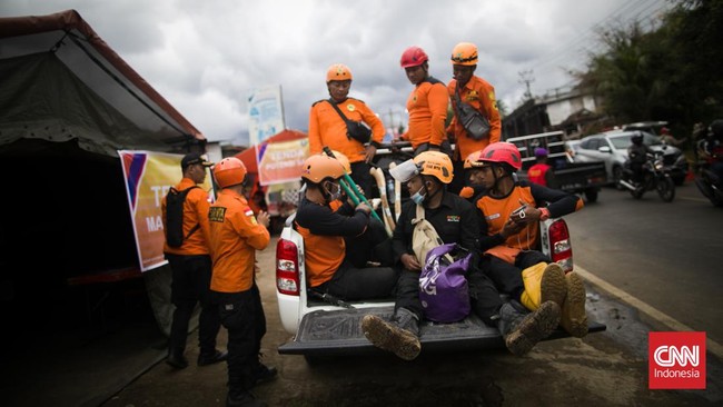 Peningkatan volume kendaraan pembawa donasi menghambat proses distribusi logistik dan evakuasi, kini bantuan diminta disalurkan terpusat.