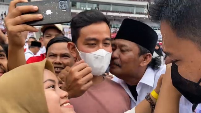 Gibran Masuk Bursa Cawapres Hasil Musra Relawan Jokowi Asia Timur Gibran Rakabuming Raka muncul di jajaran calon wakil presiden (cawapres) dalam hasil Musyawarah Rakyat (Musra) Asia Timur.