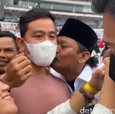 Pipi Gibran Rakabuming Dicium Bapak-bapak Berkumis di GBK