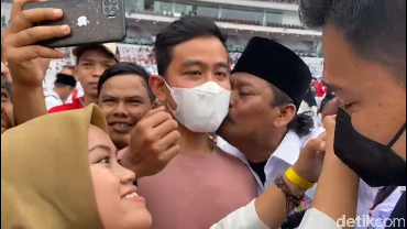 Pipi Gibran Rakabuming Dicium Bapak-bapak Berkumis di GBK