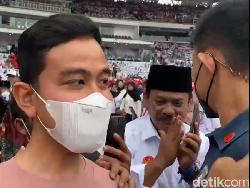 Bapak-bapak Berkumis Minta Maaf Usai Cium Pipi Gibran di GBK