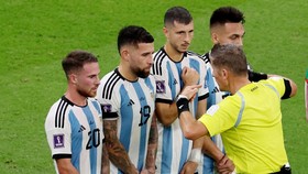 Gelandang Argentina Pamer Urap Sampai Sambal Khas Indonesia