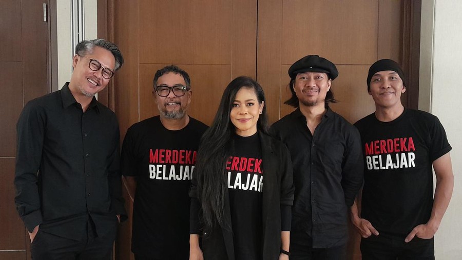 Band Cokelat.