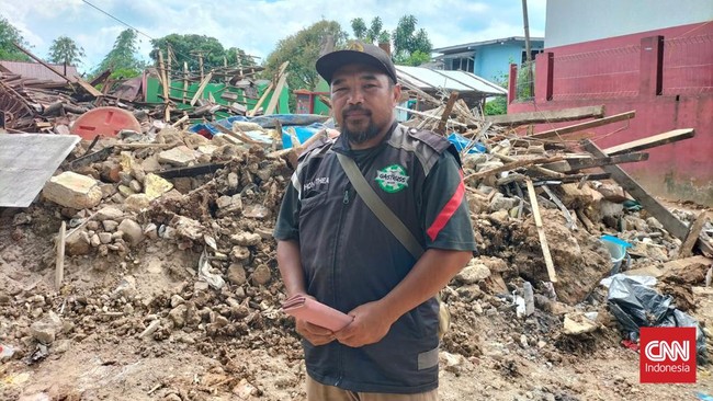 Seorang warga Desa Cijedil, Cianjur yang terdampak gempa tak mau tidur di posko pengungsian, dia pilih tidur dekat reruntuhan rumah karena khawatir maling.