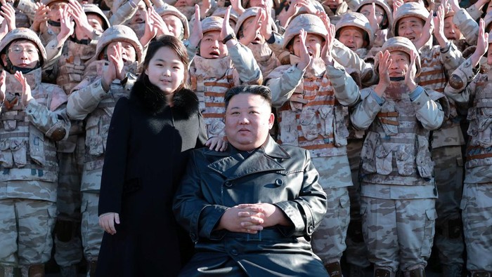 img-title Kontroversi Putri Kim Jong Un Pakai Jaket Dior di Tengah Laporan Bencana Kelaparan di Korea Utara