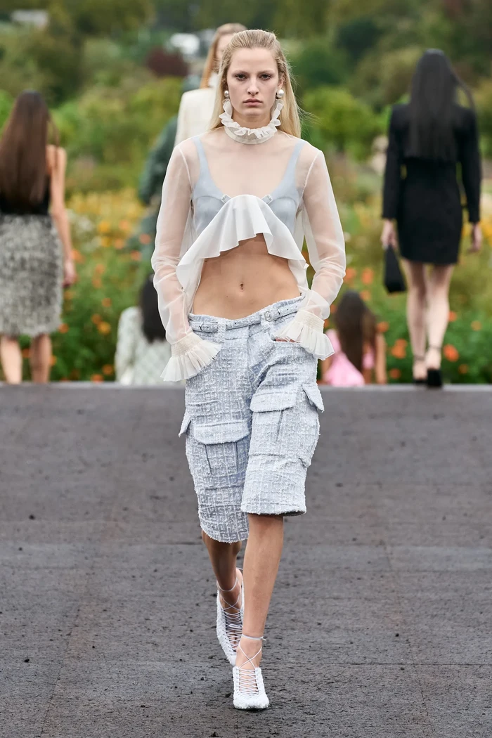 Givenchy membuat celana bersaku besar atau cargo pants dalam desain yang lebih feminin dan dipadukan dengan crop top aksen ruffles. Foto: Alessandro Lucioni / Gorunway.com/Vogue