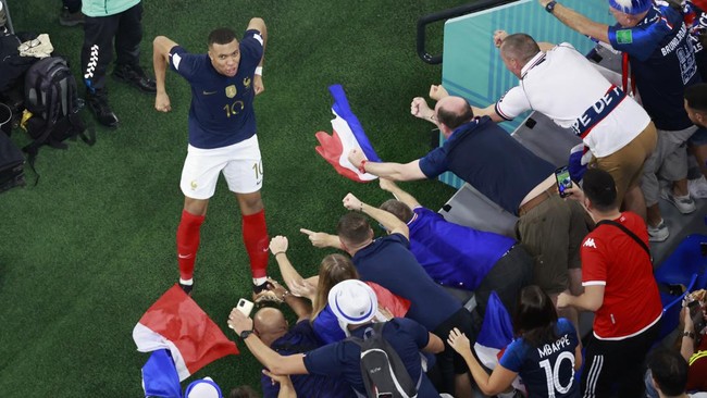 Kylian Mbappe berhasil mencetak dua gol ke gawang Denmark dan mengantar Prancis lolos ke babak 16 besar Piala Dunia 2022. Berikut catatan di balik hal tersebut.