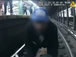 Momen Heroik Polisi AS Selamatkan Warga yang Jatuh di Rel Kereta