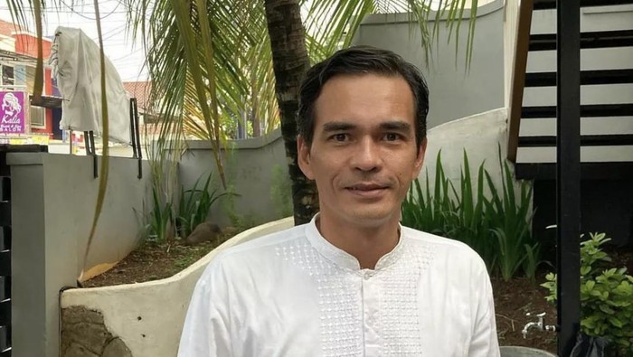 Momen Seru Teddy Syah Makan di Lokasi Syuting hingga Bareng Keluarga