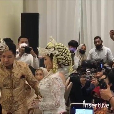 Sah! 7 Momen Bahagia Pernikahan Kiki Amalia & Agung Nugraha