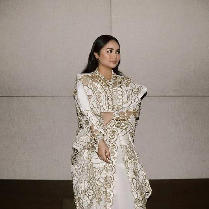 <p>Sama seperti orang tuanya, Gita Gutawa memilih industri musik sebagai karier-nya. Tak hanya menjadi seorang penyanyi, wanita 29 tahun ini turut ambil andil sebagai direktur di Yayasan Anugerah Musik Indonesia. (Foto: Instagram: @gitagut)</p>