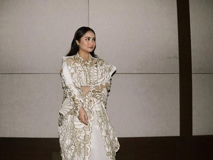 7 Potret Cantik Gita Gutawa yang Kini Jadi Direktur, Anggun & Dewasa Bun