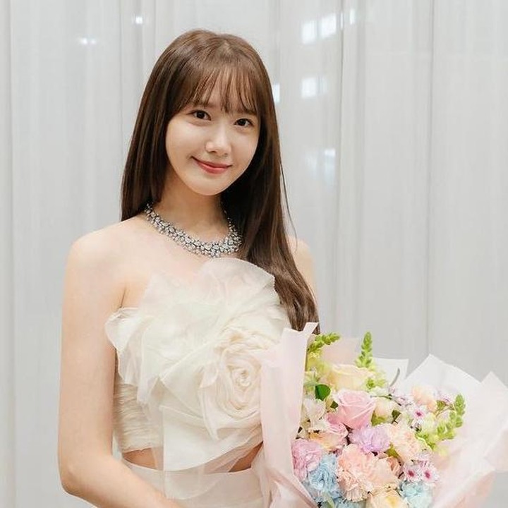 <p>"Terima kasih untuk Popularity Award," tulis Yoona pada akun Instagram-nya, seraya menyisipkan tanda hati berwarna biru. (Foto: Instagram: @yoona__lim)</p>