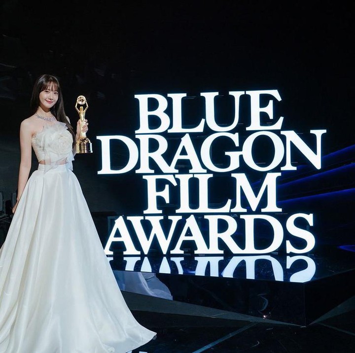 <p>Yoona mendapatkan penghargaan sebagai Popular Star, Bunda. Tak sendiri, ia turut disandingkan dengan Go Kyung Pyo, IU, dan Daniel Henney. (Foto: Instagram: @yoona__lim)</p>