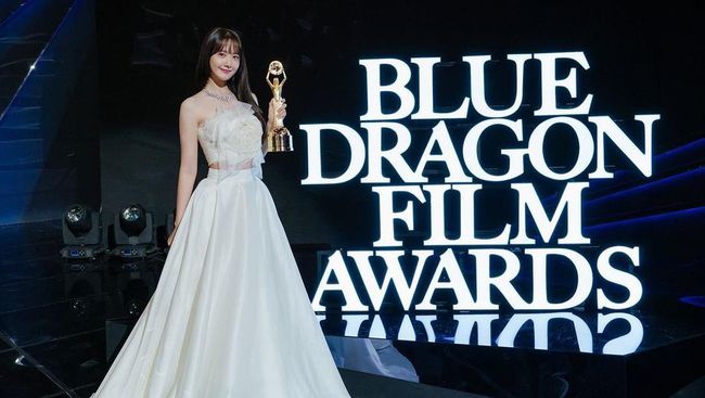 5 Potret Penampilan Cantik Lim Yoona di Blue Dragon Film Awards