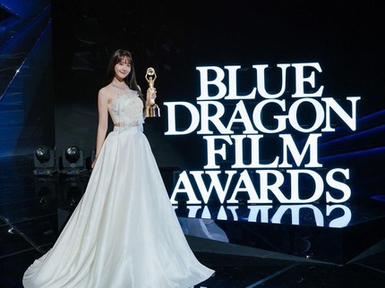 5 Potret Penampilan Cantik Lim Yoona di Blue Dragon Film Awards