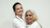 <p>Ada banyak netizen yang mendoakan kesehatan Enzy dan sang Bunda. "Semoga kalian sekeluarga sehat terus," tutur seorang netizen seraya menyisipkan emoticon hati. (Foto: Instagram: @enzystoria)</p>