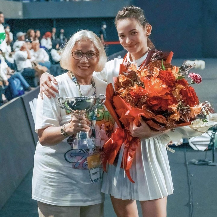 <p>Saat memenangkan ajang tiba-tiba Tenis, Enzy mengabadikan turut membagikan potret kemenangannya bersama sang Bunda. Momen yang jarang sekali terlihat ini pun menarik perhatian netizen. (Foto: Instagram: @enzystoria)</p>